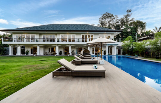 Palatial tropical holiday villa in Ubud with swimming pool and day beds