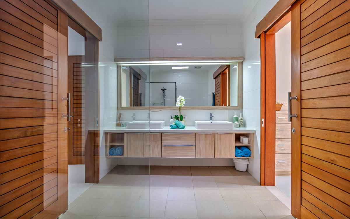Luxury ensuite bathroom with vanities