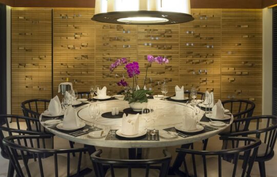 Round dining table villa plates and serviettes