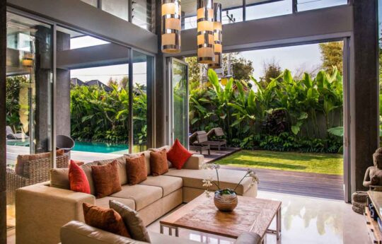 Living room and sofa with views of garden at Villa Damai in Seminyak