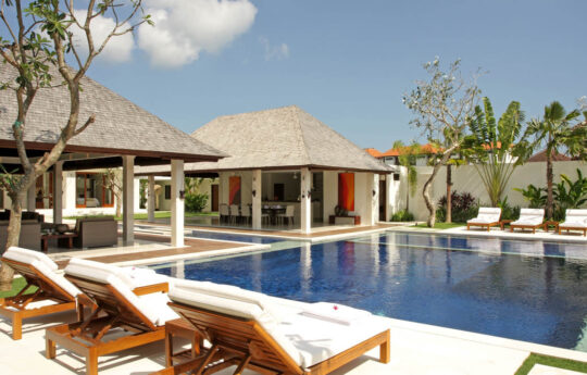 Villa Asante Swimming pool and Villa Asante exterior with 3 daybeds