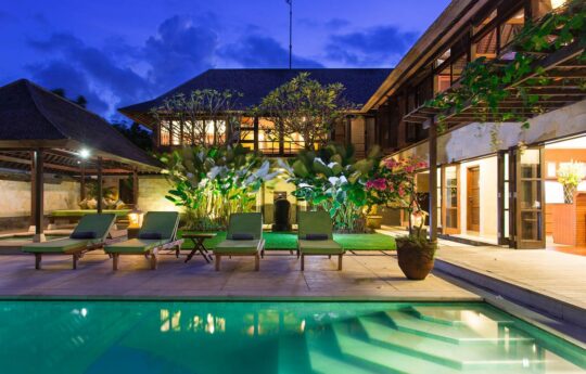 Sanur_holiday_villa_rental_bayu_gita night time swimming pool views with lights
