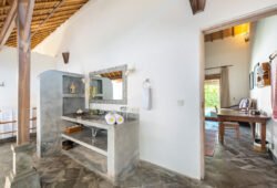 Book Villa Damai Manis - contact Bali Villa Escapes En suite bathroom with vanities