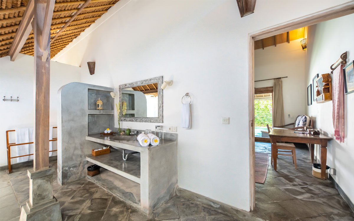 En suite bathroom with vanities