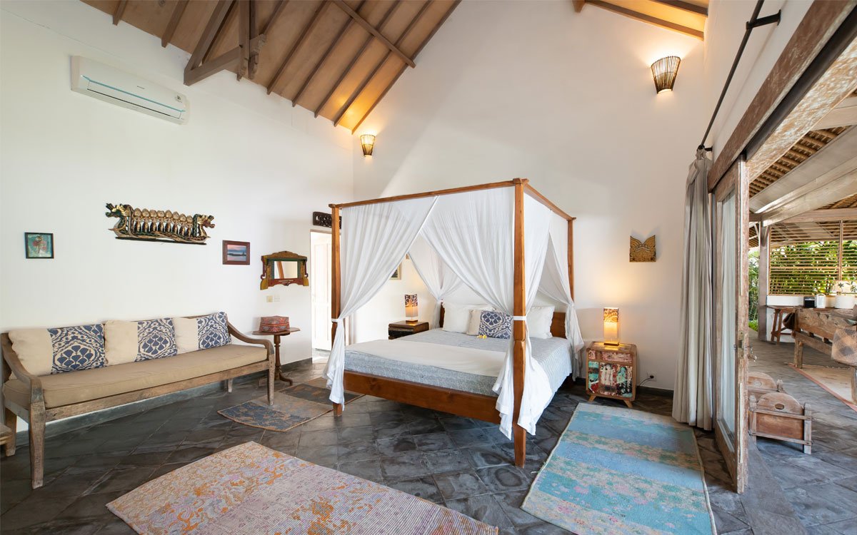 Bedroom with A/C and queen size bed