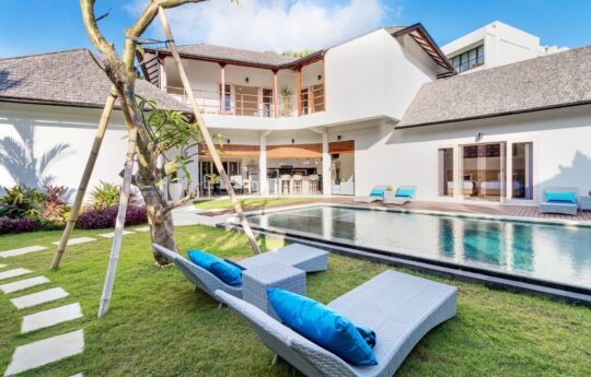 Garden area and pool with complete view of 2 level villa