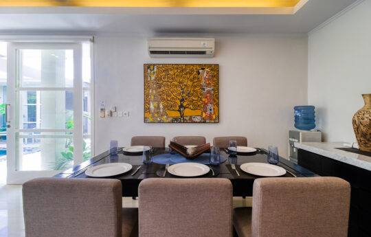 Dining room with table for 6 people in villa