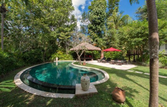 3 bedroom Canggu Villas – Villa Pangi Gita Swimming pool and garden with bali style gazebo in background