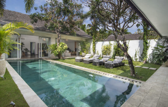 Villa Mia Swimming pool on sunny day with day beds