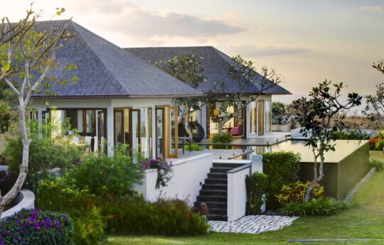 Nusa Dua villas – Shanti Residence, villa exterior and infinity pool The Shanti Residence Nusa Dua Villas