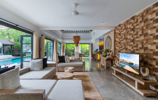 villa living room area with flat screen tv