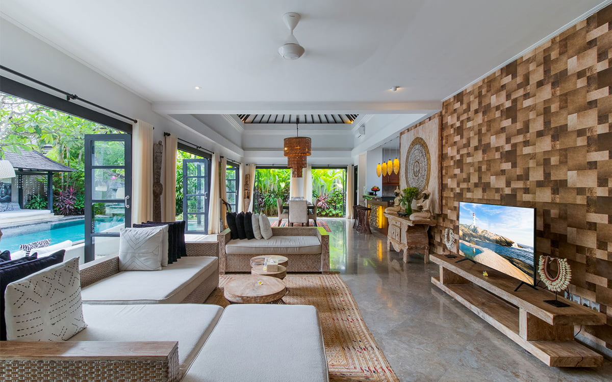 villa living room area with flat screen tv