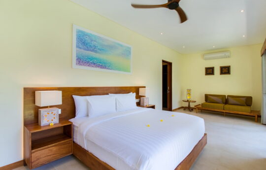 King size bed in modern room