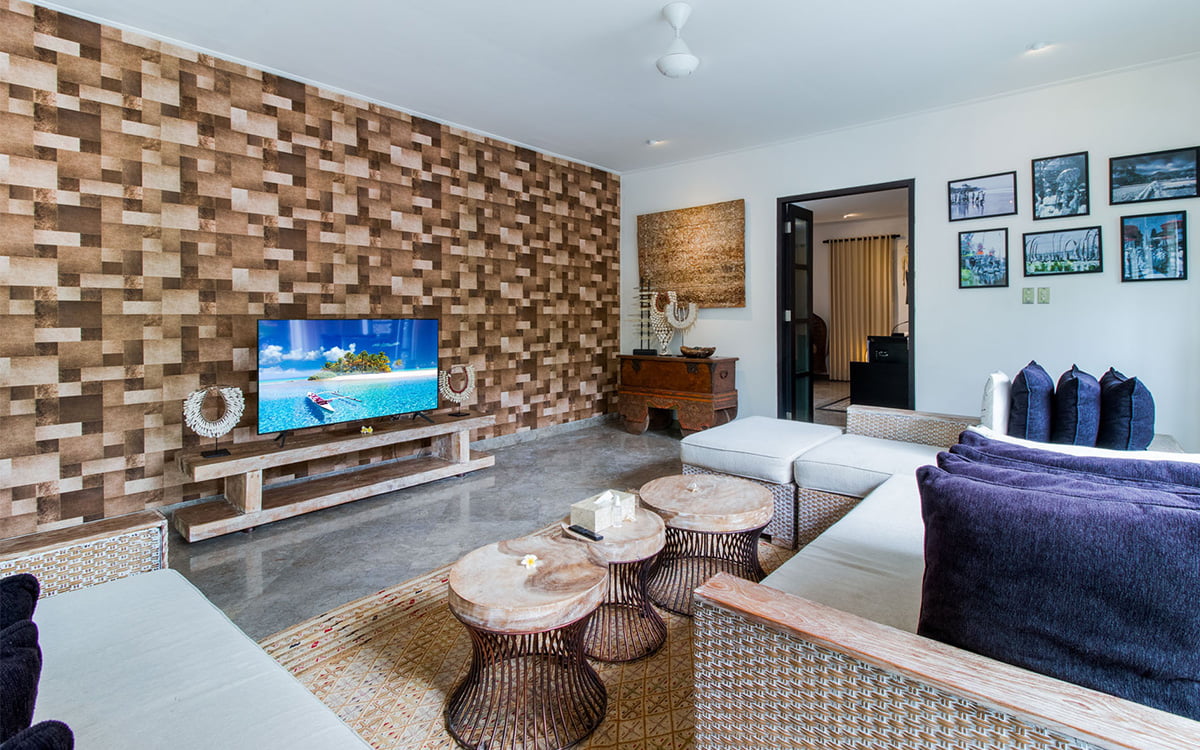 Living room with flat screen tv