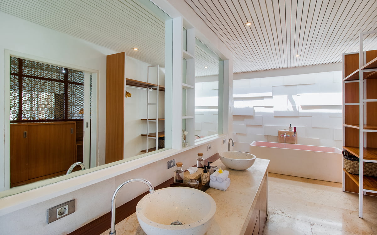 Modern ensuite bathroom with vanities