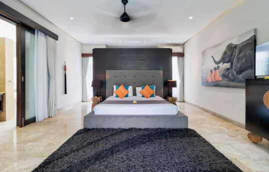 Villa Jepun Large king size bed with rug in bedroom