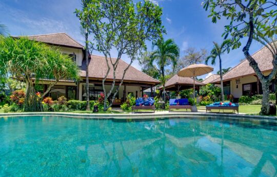 Villa Kakatua Swimming pool and day beds on sunny day with villa exterior views