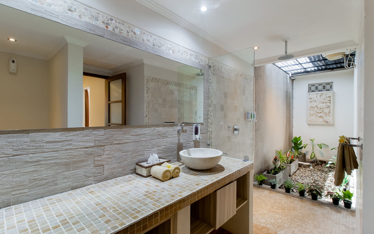 Ensuite bathroom with vanity