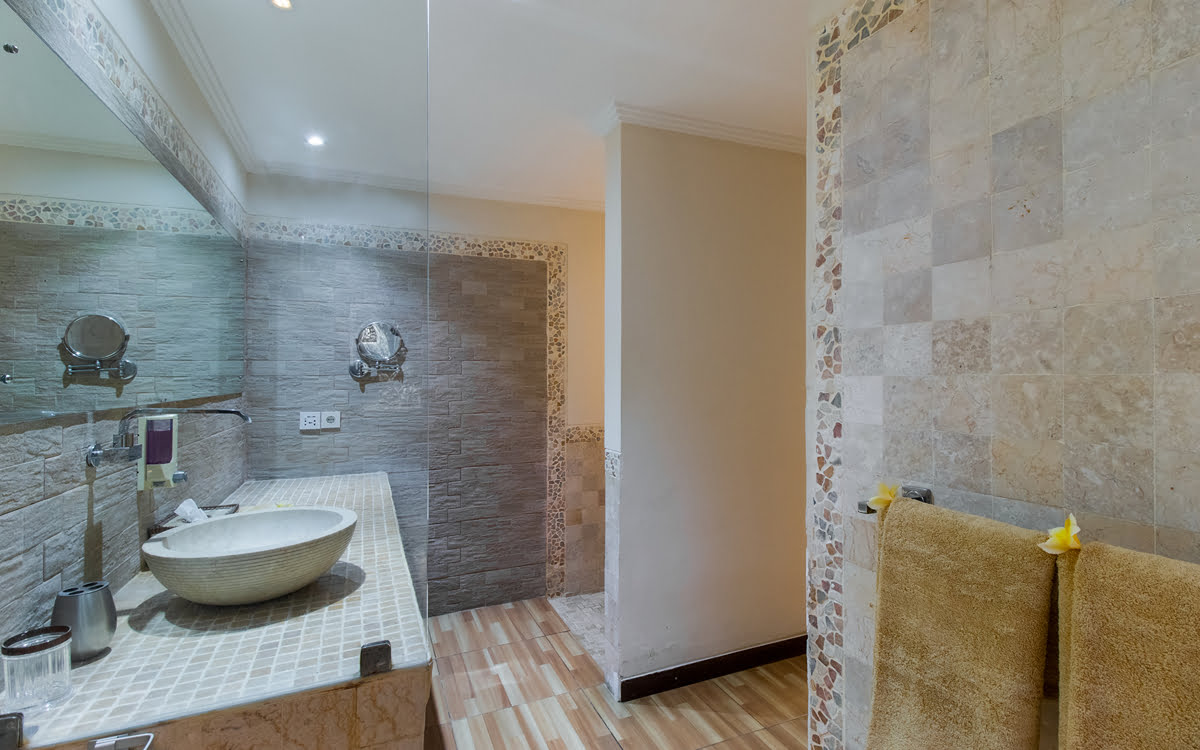 Ensuite bathroom with vanity basin