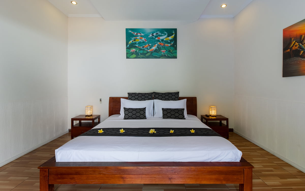 King sized bed in modern bedroom