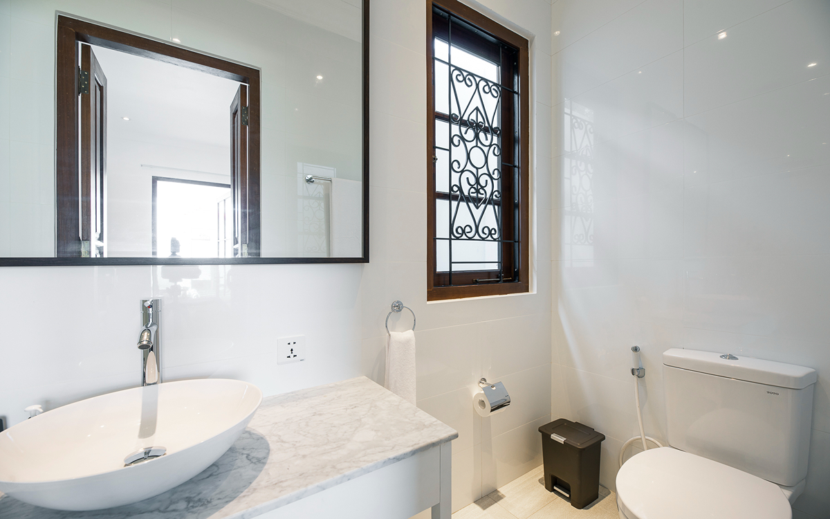 En suite bathroom with basin and toilet