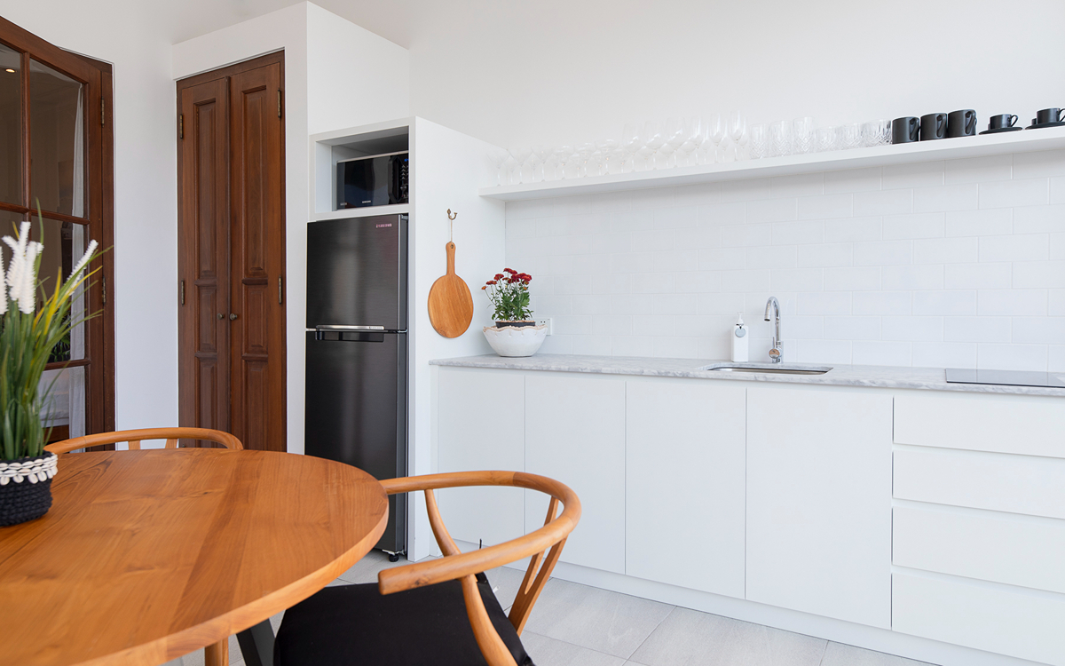 Kitchen and dining table area