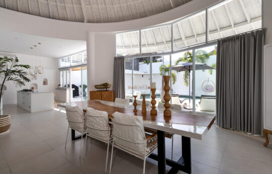 Dining table of villa for 6 people with views to pool